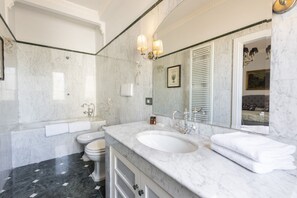 Een douche, een haardroger, een bidet, handdoeken