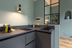Fridge, microwave, stovetop, coffee/tea maker - Vigna Nuova apartment by Mmega (Firenze)
