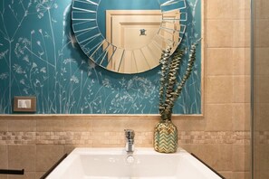 Chuveiro, secador de cabelo, bidê, toalhas de banho