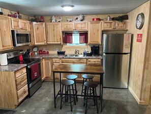 Fridge, microwave, oven, stovetop - Christmas Cabin in North Pole, Alaska (North Pole)