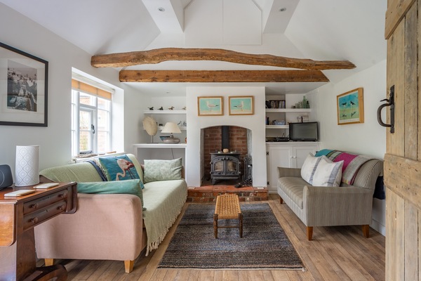 Myrtle Cottage, Friston: Exposed beams, unique artwork and curio make this cottage truly unique