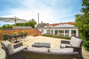 Outdoor dining - Myrtle Cottage (4), Friston (Friston)