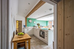 Fridge, microwave, dishwasher - Myrtle Cottage (4), Friston (Friston)