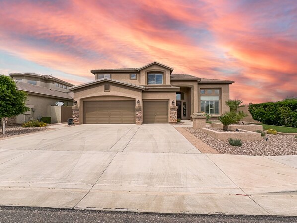 Exterior - Golf Views, Heated Pool, Spa, Grass, Games FUN! (Gilbert)