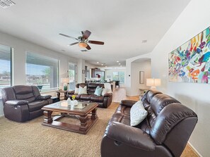 Smart TV, fireplace, music library, video library - Golf Views, Heated Pool, Spa, Grass, Games FUN! (Gilbert)
