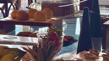 Café da manhã inglês grátis todos os dias
