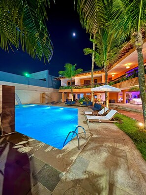 สระว่ายน้ำกลางแจ้ง