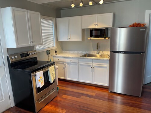 Waterfront Private Cabin w/Deck, Dock Space; AC; BBQ; Breathtaking Views;  Pets