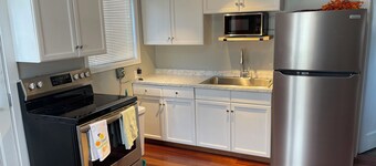 Waterfront Private Cabin w/Deck, Dock Space; AC; BBQ; Breathtaking Views; Pets