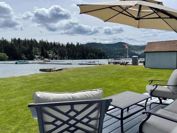Terrace/patio - Waterfront Private Cabin w/Deck, Dock Space; AC; BBQ; Breathtaking Views; Pets (Spirit Lake)