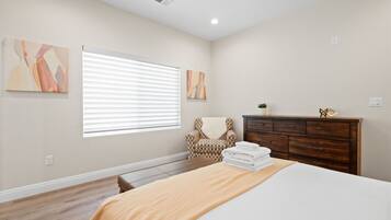 2 makuuhuonetta, työpöytä, silitysrauta/-lauta, ilmainen Wi-Fi