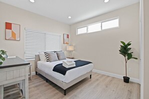 2 makuuhuonetta, työpöytä, silitysrauta/-lauta, ilmainen Wi-Fi