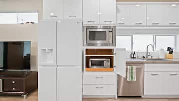 Frigorífic, microones, placa de cuina i rentaplats