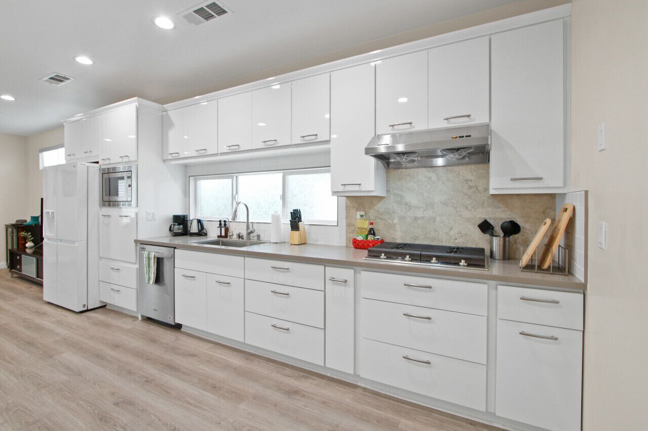 Kühlschrank, Mikrowelle, Herdplatte, Geschirrspüler