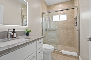 Hiustenkuivaaja, pyyhkeet, saippua, sampoo