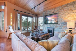 Smart-TV, Kamin, Arbeitsbereiche, Computerbildschirme