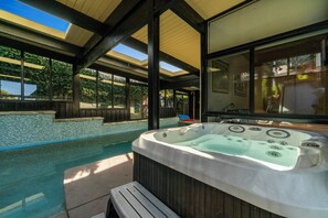 Indoor spa tub