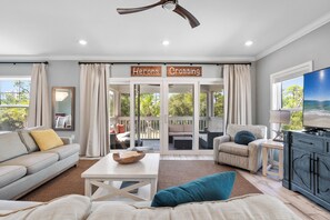 Smart-TV, DVD-spiller og bøker