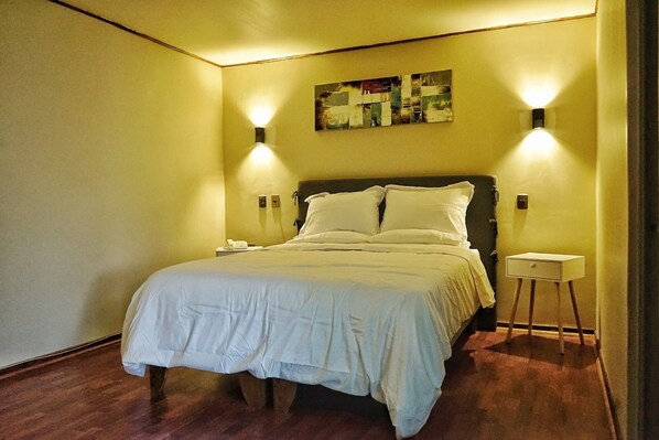 Basic Double Room | Bed sheets - R Suites (Curicó)
