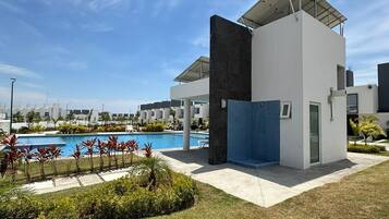 8 outdoor pools