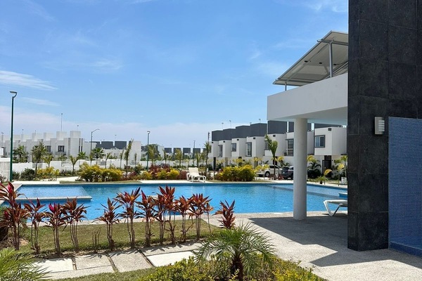 8 outdoor pools