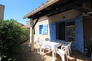 Outdoor dining - Lovely corner house, beautiful terrace, sleeps 5, air conditioning kitchen, 400 metres from the... (PORTIRAGNES)