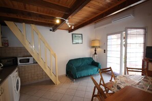 TV - Lovely corner house, beautiful terrace, sleeps 5, air conditioning kitchen, 400 metres from the... (PORTIRAGNES)