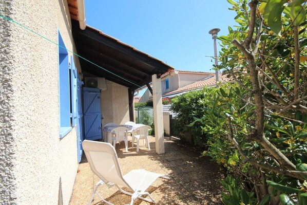 Outdoor dining - Lovely corner house, beautiful terrace, sleeps 5, air conditioning kitchen, 400 metres from the... (PORTIRAGNES)