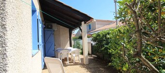 Lovely corner house, beautiful terrace, sleeps 5, air conditioning kitchen, 400 metres from the...
