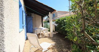 Lovely corner house, beautiful terrace, sleeps 5, air conditioning kitchen, 400 metres from the...