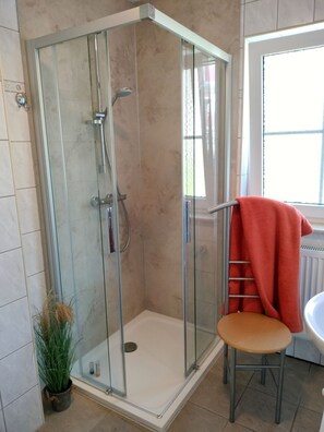 Dusche, Haartrockner, Handtücher