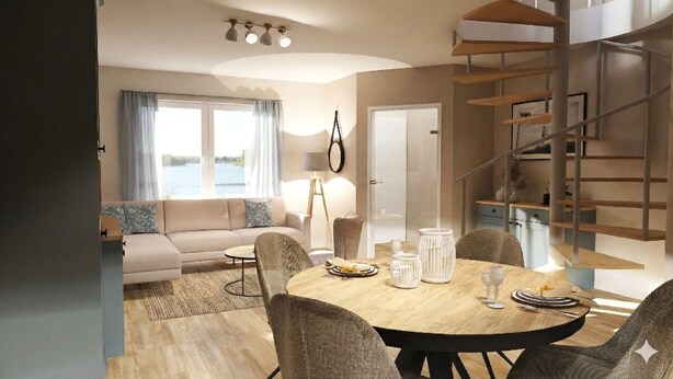 Una sala moderna con sofá, mesa de comedor y sillas. Se observa una escalera con barandilla de madera y vistas al exterior.