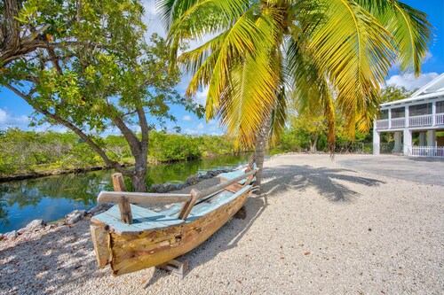 Secluded Tropical Retreat: 60' Dock, Large Pool, World-Class Fishing & Lobster