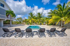 A heated pool - Secluded Tropical Retreat: 60' Dock, Large Pool, World-Class Fishing & Lobster (Big Pine Key)