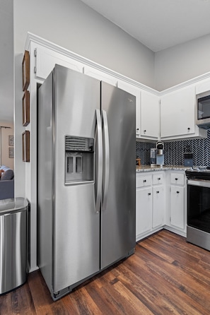 Fridge, microwave, oven, stovetop - Weekday Savings! 3BR Stay Close to Downtown (Cartersville)