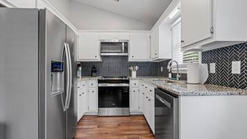 Refrigerador, microondas, horno, placa de cocina