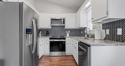 Weekday Savings! 3BR Stay Close to Downtown
