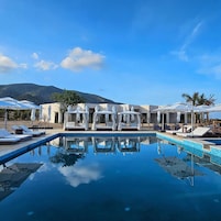 Una piscina al aire libre (de 09:00 a 18:00), sombrillas, tumbonas