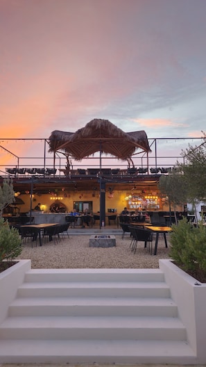 2 restaurantes; se sirven desayunos, comidas, cenas y brunch
