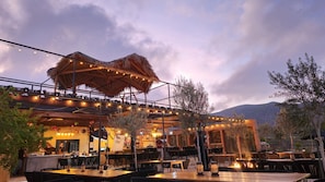 2 restaurants, serveren ontbijt, lokale en internationale gerechten