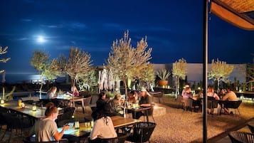 2 間餐廳,供應早餐、午餐和晚餐,當地和國際料理