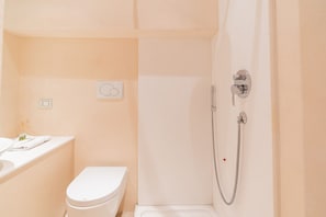 A bathroom with a toilet, a shower, and a sink. - Fabulous residence overlooking Piazza Erbe (Verona)