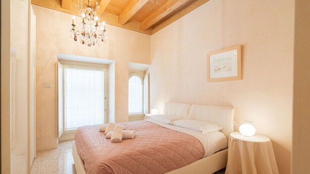 2 bedrooms - Fabulous residence overlooking Piazza Erbe (Verona)