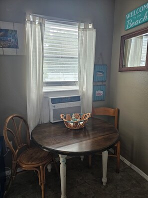Dining - Vacation Cottage, beachy vibe, home away from home (Clearwater)
