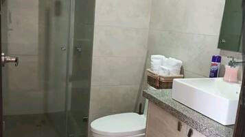 Dusche, Haartrockner, Handtücher, Seife