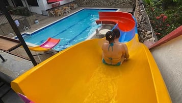 室外游泳池,開放時間為 08:30 至 00:00,提供泳池遮陽傘