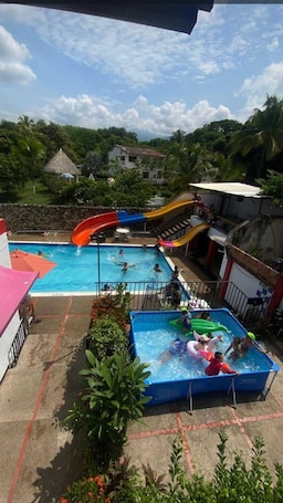 Una piscina al aire libre, sombrillas