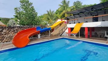 Udendørs pool, åben fra kl. 08.30 til kl. 00.00, parasoller