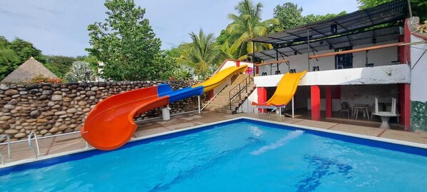 Außenpool, geöffnet von 08:30 Uhr bis 00:00 Uhr, Sonnenschirme