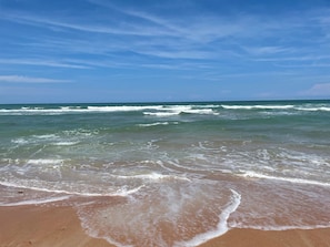 En la playa, camastros y toallas de playa 